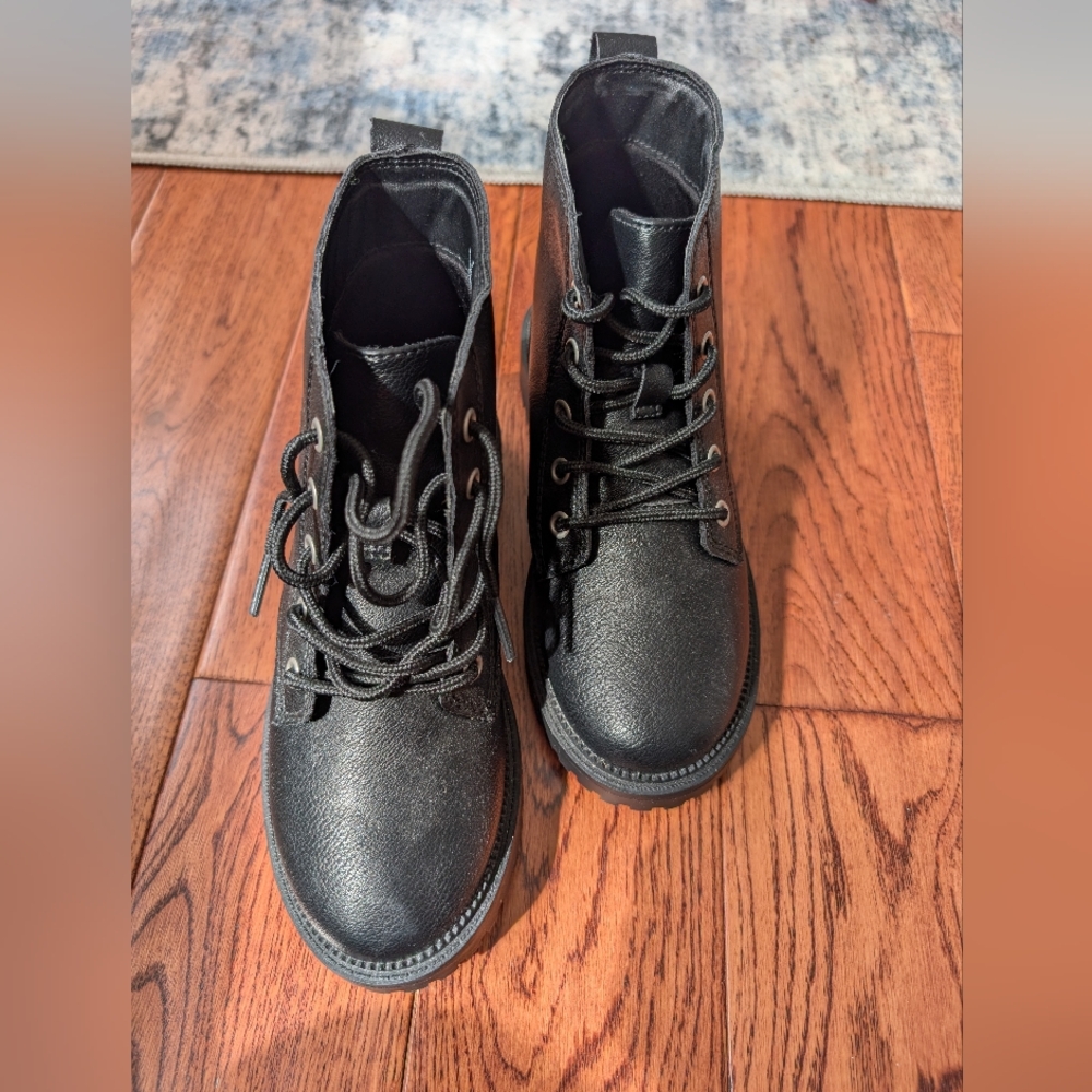 Old Navy Girl's Faux Leather Black Biker Boots Lace Up Size 1 NWOT